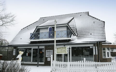 Norddeich 100: Sky, Building, Window, Plant, House, Porch, Tree, Cottage, Fence, Facade