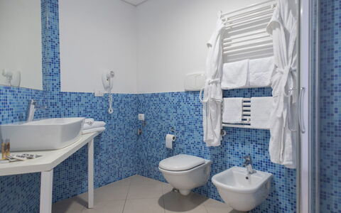 Vasto 200: Bathroom, Blue, Property, Room, Tile, Purple, Architecture, Real Estate, Toilet, Floor