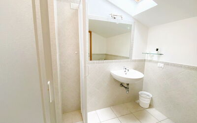 Ponente 500.15: Mirror, Sink, Bathroom Sink, Tap, Plumbing Fixture, Bathroom, Building, Interior Design, Floor