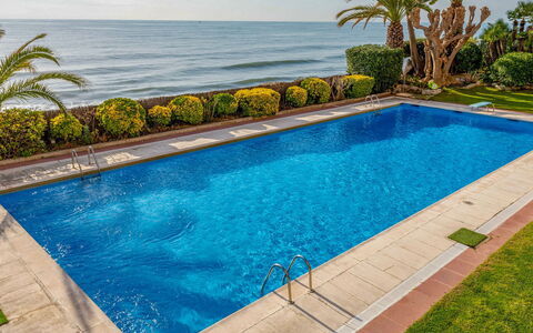 Blaumar: Water, Plant, Sky, Property, Swimming Pool, Rectangle, Azure, Nature, Blue, Tree
