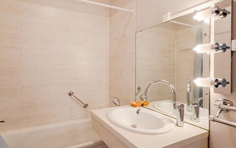 Touques Rives: Bathroom, Plumbing Fixture, Wall, Interior Design, Bathroom Sink, Sink, Flooring, Tap, Mirror, Floor