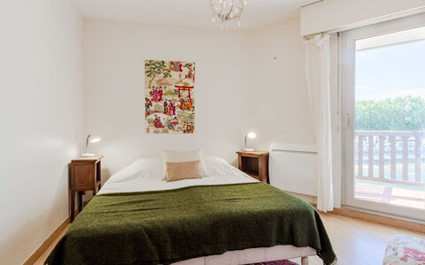 Touques Rives: Bed, Interior Design, Furniture, Floor, Bedroom, Flooring, Wall, Bedding, Bed Sheet, Wood