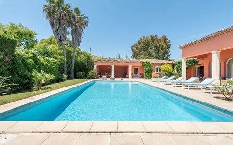 Les Mûres Mûres: Water, Plant, Sky, Property, Swimming Pool, Azure, Tree, Shade, Leisure, Composite Material