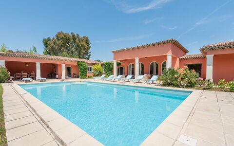 Les Mûres Mûres: Water, Sky, Plant, Building, Swimming Pool, Azure, House, Tree, Shade, Leisure
