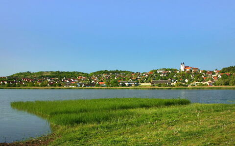 Lago: Body Of Water, Water, Sky, River, Green, Grass, Natural Environment, Shore, Bank, Sea