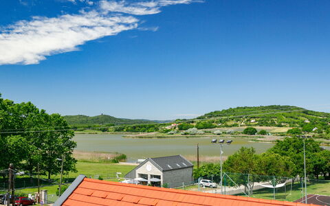 Lago: Cloud, Water, Sky, Property, Plant, Swimming Pool, Building, Window, Azure, Blue