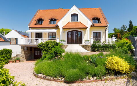 Lago: Plant, Sky, Property, Building, Window, House, Land Lot, Tree, Neighbourhood
