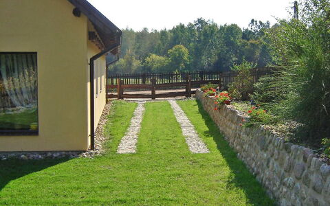 Marylin: Property, Grass, Garden, Lawn, Natural Landscape, Yard, House, Land Lot, Home, Botany