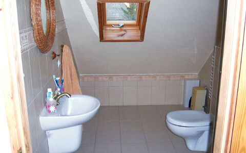 Marylin: Bathroom, Room, Property, Toilet, Plumbing Fixture, Floor, Toilet Seat, Tile, Wall, Bidet