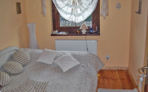Marylin: Bedroom, Bed, Room, Furniture, Property, Bed Sheet, Bed Frame, Bedding, Floor, Interior Design