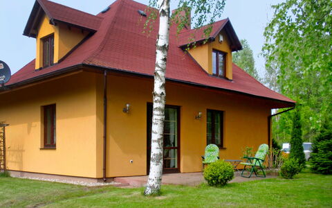 Borowikowa: Plant, Sky, Window, Building, Land Lot, House, Cottage, Siding, Door, Grass