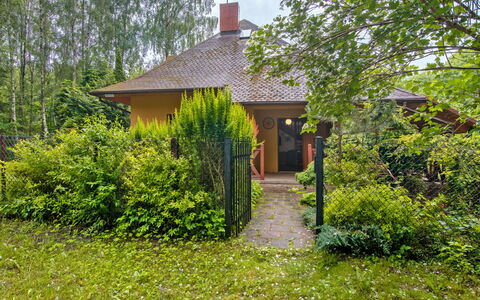 Borowikowa: Shrub, Cottage, Roof, House, Garden, Groundcover, Farmhouse, Backyard, Garden Buildings, Landscaping