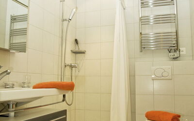 Accommodation:&nbsp;B41 200.5