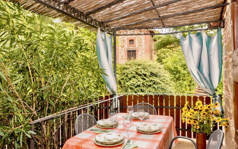 Città della Pieve 300: Property, Building, Room, House, Real Estate, Cottage, Interior Design, Furniture, Tree, Porch