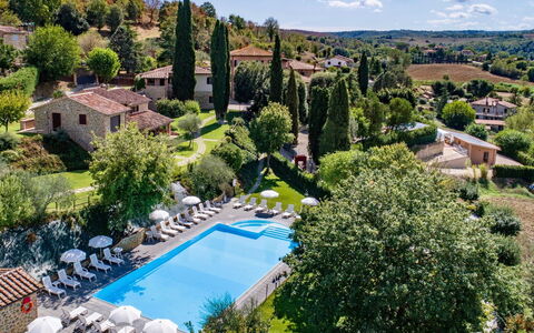 Città della Pieve 300: Cloud, Plant, Water, Sky, Property, Tree, Azure, Building, Botany, Swimming Pool