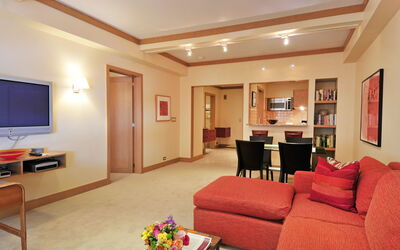 Accommodation:&nbsp;Manhattan Residence 100.13
