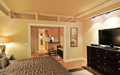 Accommodation:&nbsp;Manhattan Residence 100.16