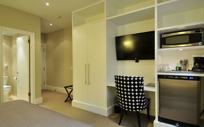 Accommodation:&nbsp;Manhattan Residence 100.2