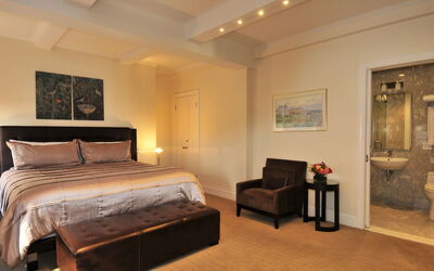 Accommodation:&nbsp;Manhattan Residence 100.28