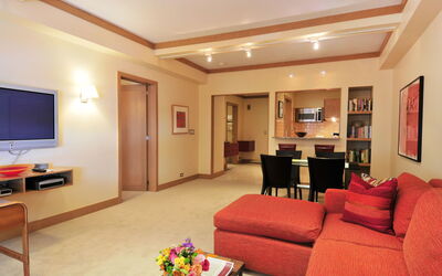 Accommodation:&nbsp;Manhattan Residence 100.28