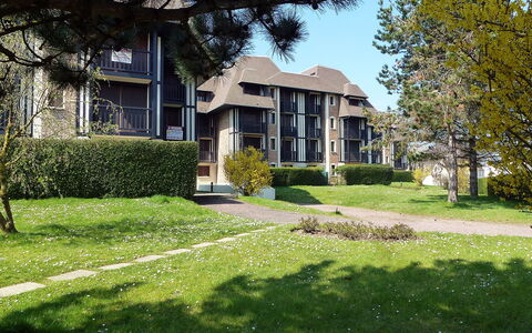 Le Garden Fleuri: Plant, Property, Building, Window, Sky, Tree, Shade, Land Lot, House, Vegetation
