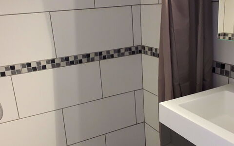 Santa Barbara: Plumbing Fixture, Bathroom, Rectangle, Flooring, Floor, Material Property, Composite Material, Gas