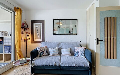 Port Camargue 530: Shrub, Garden, Residential Area, Plant Community, Land Lot, Groundcover, Landscaping, Backyard, Yard