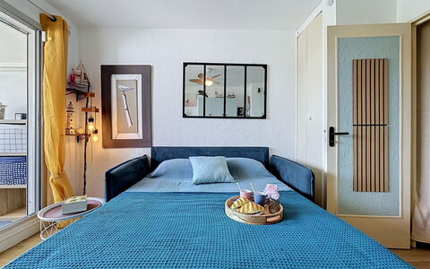 Port Camargue 530: Shrub, Garden, Residential Area, Plant Community, Land Lot, Groundcover, Landscaping, Backyard, Yard