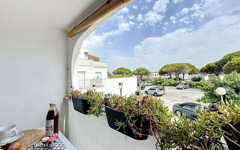 Port Camargue 530: Shrub, Garden, Residential Area, Plant Community, Land Lot, Groundcover, Landscaping, Backyard, Yard