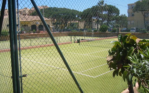 Dona Lola: Net, Chain-Link Fencing, Sport Venue, Grass, Tree, Sky, Tennis Court, Recreation, Plant, Fence
