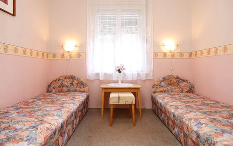 Verde: Bedroom, Bed, Room, Furniture, Bed Sheet, Property, Bedding, Bed Frame, Floor, Interior Design
