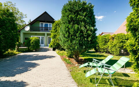 Verde: Plant, Sky, Building, Green, Tree, Cloud, Natural Landscape, Shade, Chair, Land Lot