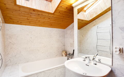 Saint Gervais 425: Tap, Plumbing Fixture, Property, Sink, Bathtub, Mirror, Bathroom, Bathroom Sink, Wood, Interior Design
