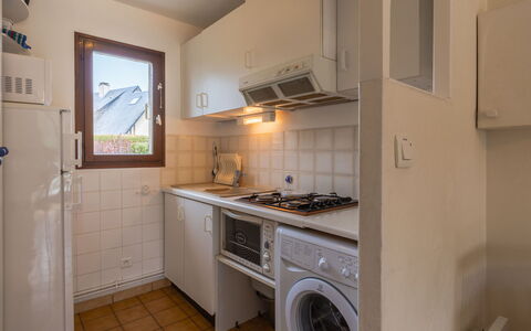Le Pré Verger: Property, Cabinetry, Clothes Dryer, Kitchen, Kitchen Stove, Washing Machine, Home Appliance, Countertop, Kitchen Appliance, Houseplant