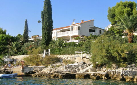 Tija: Water, Sky, Building, Plant, Tree, Lake, Watercourse, Natural Landscape, House, Bank