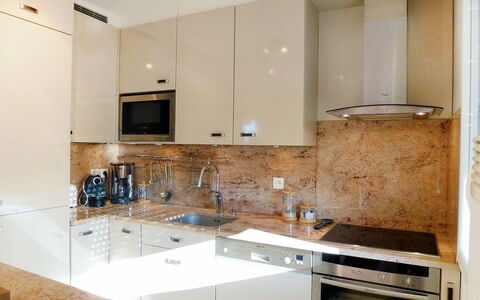 Elisa: Brown, Tap, Cabinetry, Countertop, Plumbing Fixture, Sink, Kitchen Sink, Property, Building, Kitchen