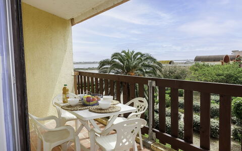 Gruissan Plage: Building, Plant, Furniture, Sky, Property, Table, Cloud, Chair, Azure, Wood