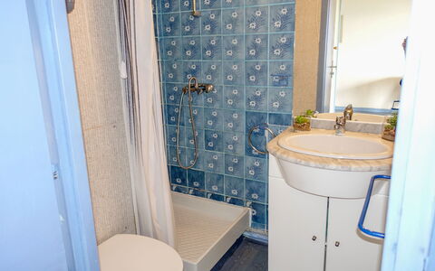 Gruissan Plage: Mirror, Tap, Property, Plumbing Fixture, Sink, Bathroom Cabinet, Blue, Bathroom Sink, Bathroom, Purple