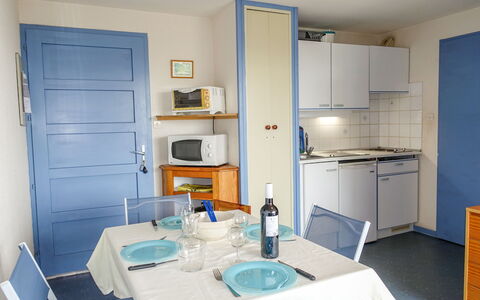 Gruissan Plage: Cabinetry, Furniture, Countertop, Property, Tap, Sink, Blue, Kitchen Sink, Kitchen, Table
