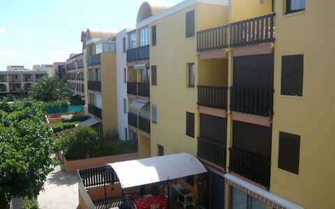 Gruissan Plage: Property, Building, Apartment, Architecture, Residential Area, House, Room, Real Estate, Condominium, Balcony