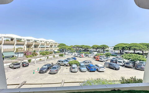 Accommodation:&nbsp;Le Quai aux Fleurs 540.9