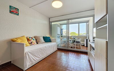 Accommodation:&nbsp;Le Quai aux Fleurs 540.9