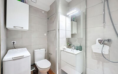 Accommodation:&nbsp;Le Quai aux Fleurs 540.9