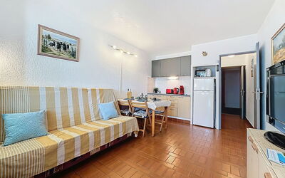 Accommodation:&nbsp;Le Quai aux Fleurs 540.8