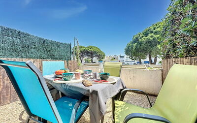Accommodation:&nbsp;Le Quai aux Fleurs 540.8