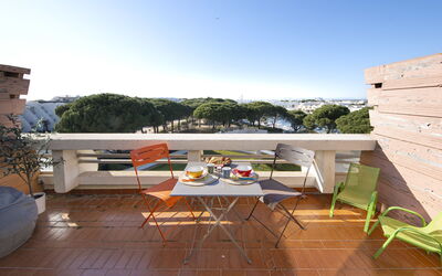 Accommodation:&nbsp;Le Quai aux Fleurs 540.7