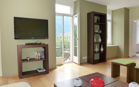 Interlaken 400: Table, Property, Furniture, Couch, Home Appliance, Wood, Interior Design, House, Living Room, Floor