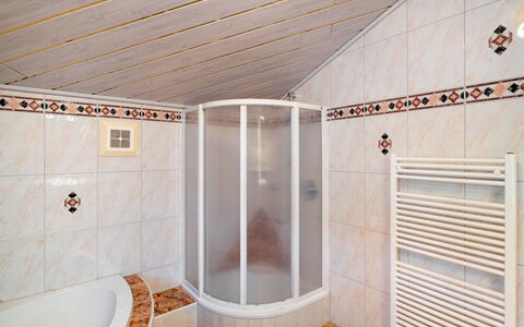 Moderegg: Plumbing Fixture, Shower Head, Bathtub, Shower, Bathroom, Wood, Interior Design, Floor, Flooring