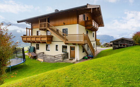 Moderegg: Sky, Cloud, Plant, Building, Property, Window, Tree, Natural Landscape, Wood, Land Lot
