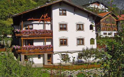 Krismer: Plant, Building, Property, Window, Botany, House, Tree, Neighbourhood, Residential Area